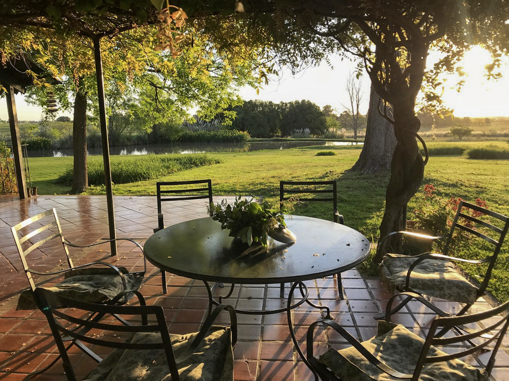 Terraza con mesa de hierro