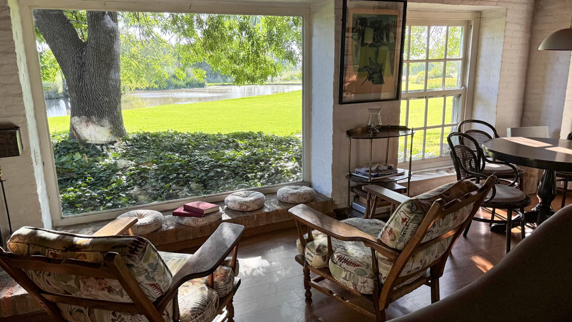 Sunroom con ventanal a la laguna