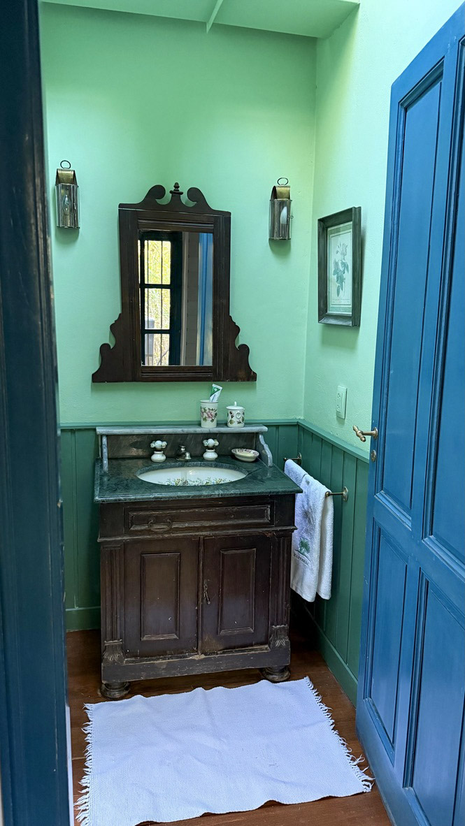 Baño con bañera antigua